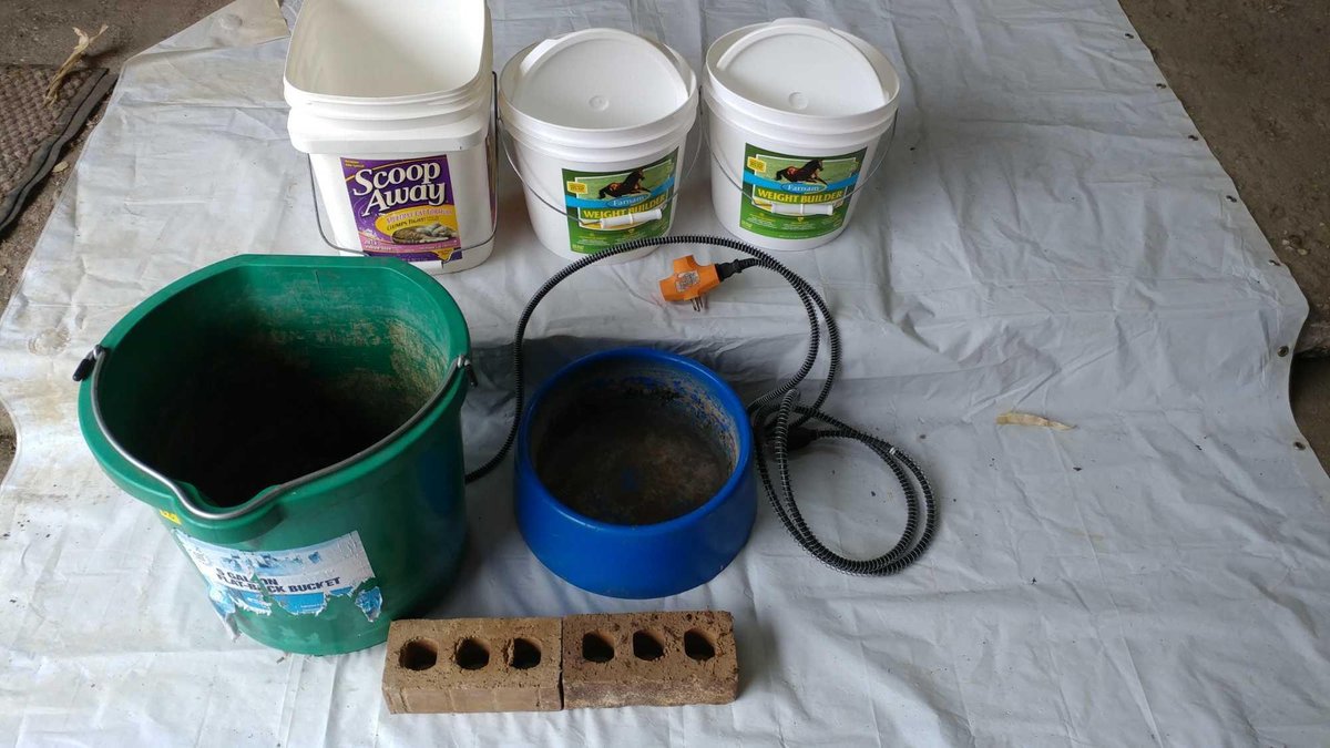 (B) 5 GALLON HEATED PAIL, HEATED 1 GALLON DISH, AND CLEANING PAILS