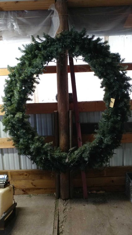 (B) LARGE LIGHTED WREATH W/TIMER (4' X 5')