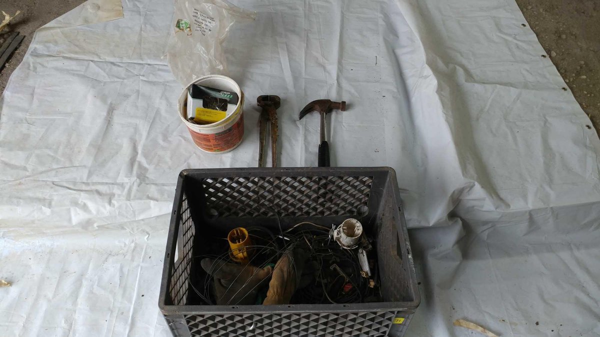 (B) LUCERNE MILK CRATE AND FENCING TOOLS