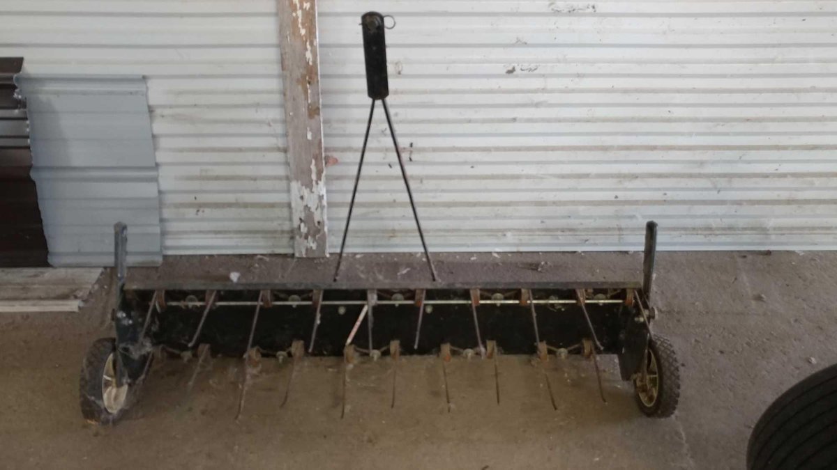 (B) TOW BEHIND 42" DETHATCHER/RAKE 