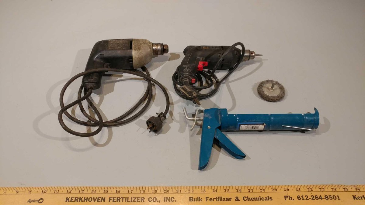 SKIL & BLACK & DECKER ELECTRIC DRILLS AND CAULKING GUN
