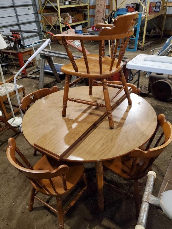 DINING ROOM TABLE W/(5) CHAIRS AND (2) LEAVES (4' DIAMETER)