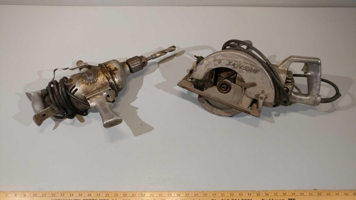 SKIL 7 1/4" CIRCULAR SAW AND ELECTRIC 1/2" DRILL