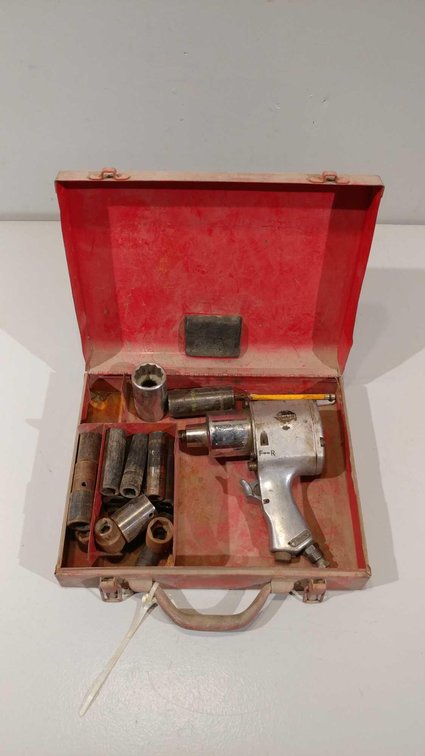 1/2" AIR IMPACT WRENCH W/SOCKETS 