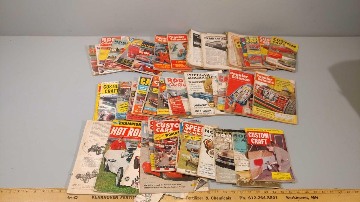 LARGE ASSORTMENT OF VINTAGE POPULAR MECHANICS, POPULAR SCIENCE, AND HOT ROD MAGAZINES 
