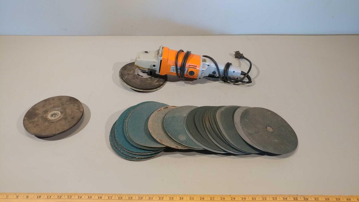 7" CHICAGO POWER TOOLS ANGLE GRANDER AND ASSORTMENT SANDING PADS