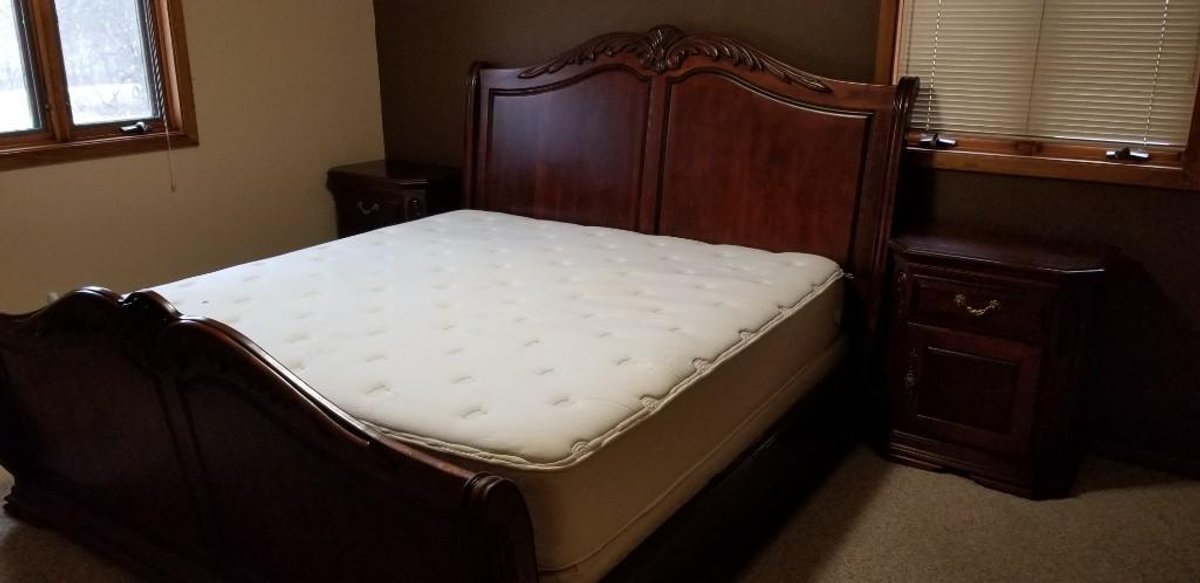 KING SIZE SLIEGH BED W/HEAD & FOOT BOARD, MATRESS, BOXSPRING,  AND (2) MATCHING NIGHTSTANDS
