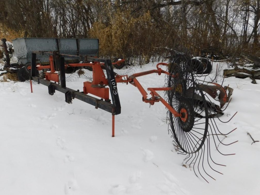 (I-5) 8 WHEEL 3PT V RAKE (EXTRA PARTS IN BACK ROOM ) (ITEM AT ZIELSDORF AUCTIONS) 