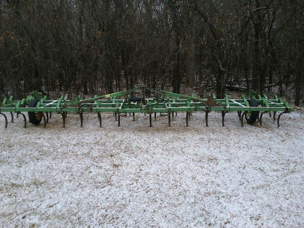 (I-10) JOHN DEERE MODEL 1100 FIELD CULTIVATOR, 3PT, 24 1/2' , 3 BAR HARROW, GAUGE WHEELS, SHOVELS 50