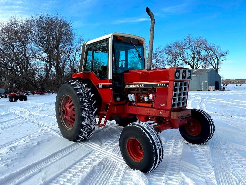 (I-1) 1981 INTERNATIONAL 1586 TRACTOR, 2WD, 4260 HRS, CAB/HEAT/AC, 3PT, SMALL 1000 PTO, AC CONVERTED