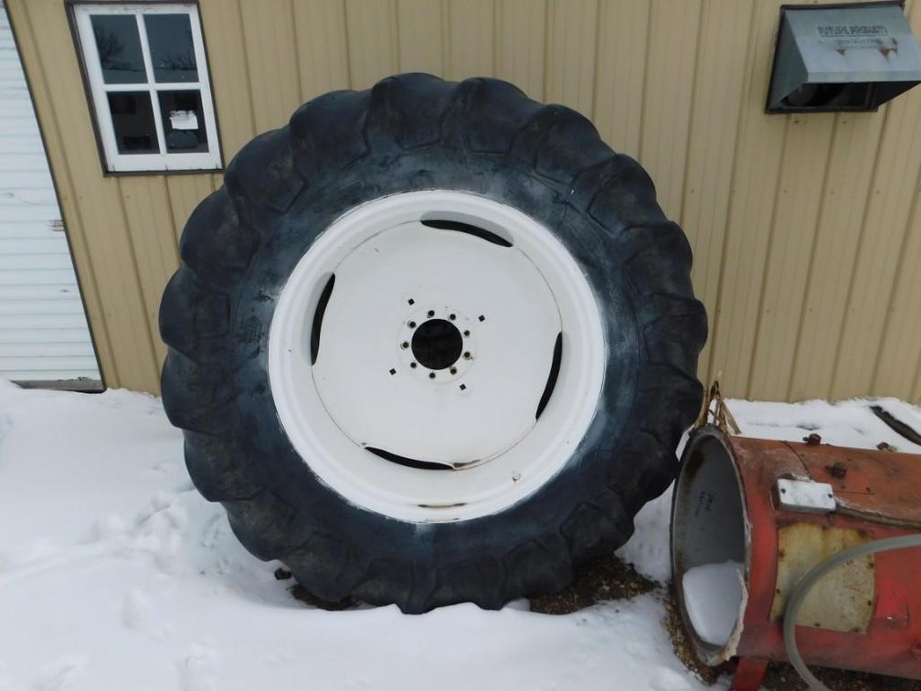 (I-3) DUALS AND HUBS FOR IH 1586 20.8-38 HUBS IN BACK ROOM (ITEM AT ZIELSDORF AUCTIONS)&nbsp;