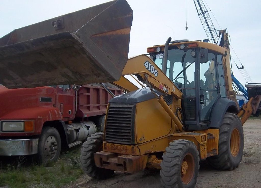 (I-277) JOHN DEERE 410G 4X4 BACKHOE. EXTENDAHOE W/MANUAL THUMB. TRANSMISSION JUST OVERHAULED.  7,000