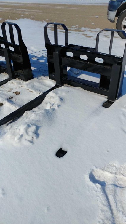 (I-26) NEW LEGEND WALKTHROUGH PALLET FORK, 4500 LBS, 48" FORKS, QUCK TACH (ITEM AT ZIELSDORF AUCTION