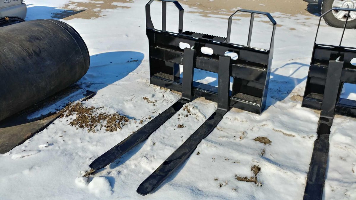 (I-27) NEW LEGEND WALKTHROUGH PALLET FORK, 4500 LBS, 48" FORKS, QUCK TACH (ITEM AT ZIELSDORF AUCTION