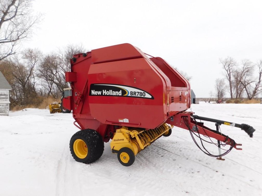 (I-4) NEW HOLLAND BR780 5'X6' ROUND BALER, NET OR TWINE, 10,573 BALES, MEGA WIDE PICKUP, BALE KICKER