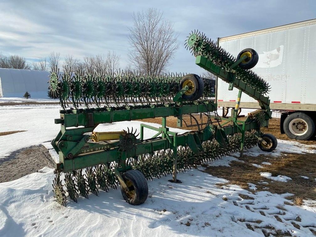 (I-17) JOHN DEERE 44' ROTARY HOE MODEL 400 W/ 4 GAUGE WHEELS (ITEM AT ZIELSDORF AUCTIONS) 