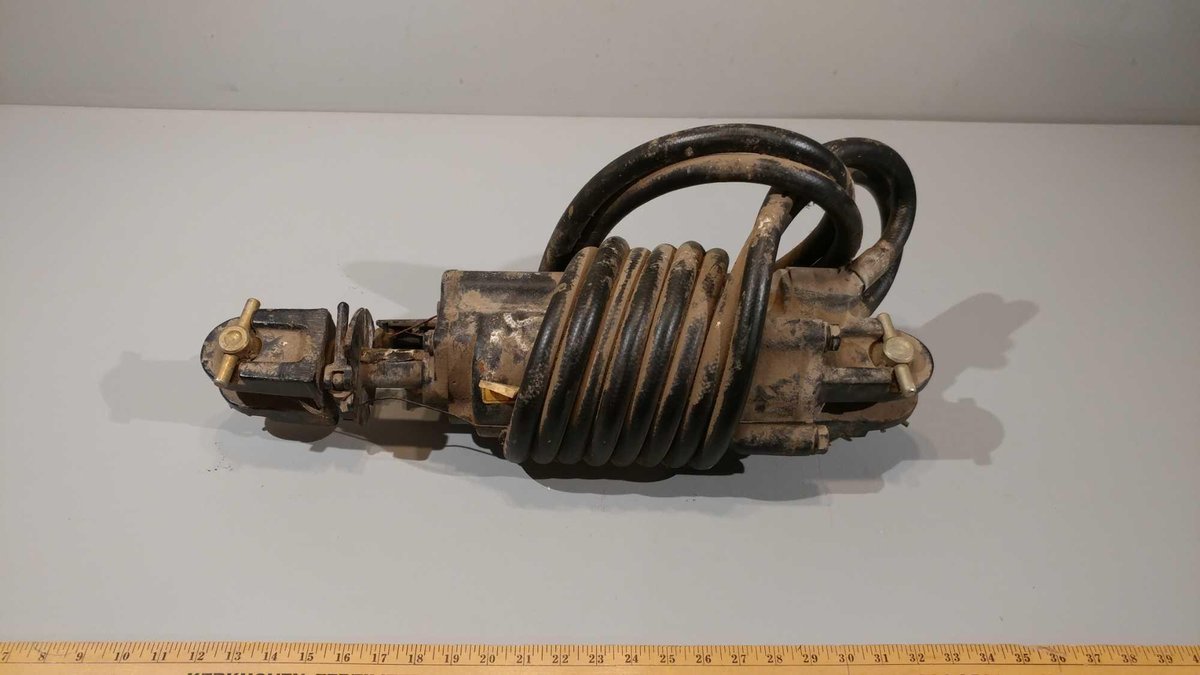 (I-33) JOHN DEERE BLACK CYLINDER W/ HOSE, STILL WRAPPED BRAND NEW (ITEM AT ZIELSDORF AUCTIONS)