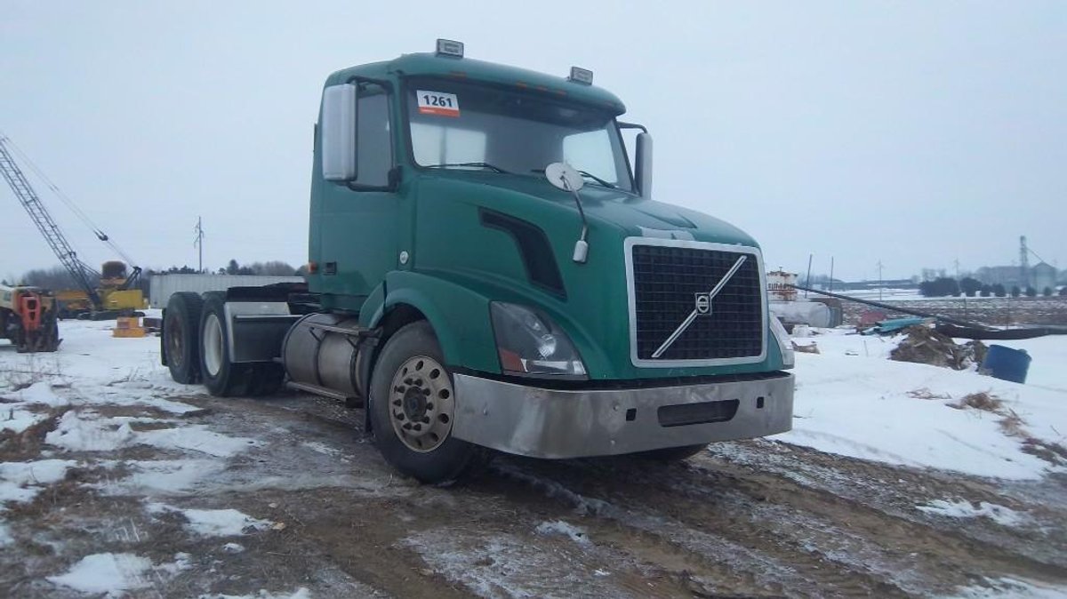 (I-309) 2007 VOLVO VNL DAY CAB SEMI TRACTOR. VOLVO 435 HP ENGINE. 10-SPEED. 2 LINE WET KIT. DECENT R
