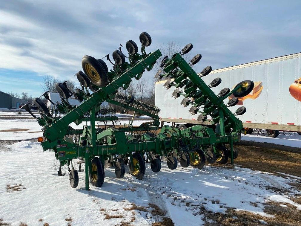 (I-16) 1997 JOHN DEERE 856 24 ROW (CORRECTION) 22" CULTIVATOR WITH SINGLE SHANK AND ROLLING SHIELDS,