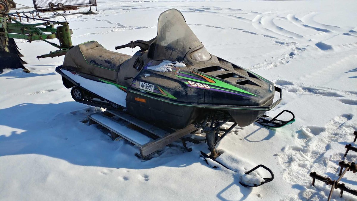 (I-43) MID 90'S ARCTIC CAT EXT SNOWMOBILE FOR PARTS ONLY (ITEM AT ZIELSDORF AUCTIONS)