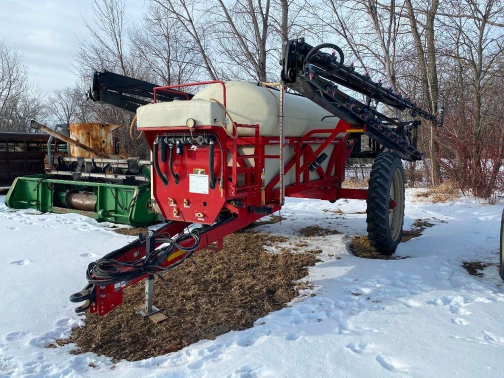 (I-21) 2012 FARM KING SPRAYER 1200, 90' BOOMS, TRIPLE NOZZLE BODIES, SELF LEVEL, HYD BOOM, 320/90R46