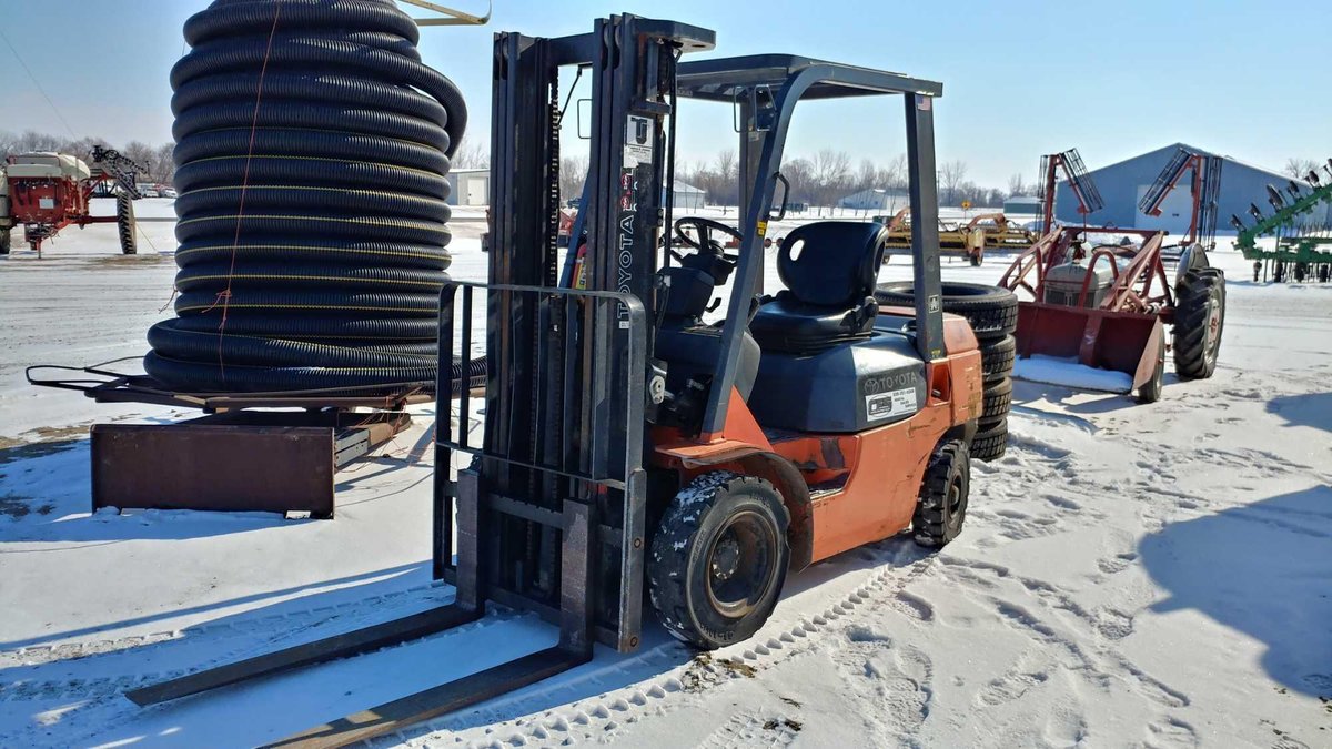 (I-34) 2004 TOYOTA 7FGU25 FORKLIFT, 5,000 LB CAPACITY, 3 STAGE MAST, PNEUMATIC FOAM FILLED TIRES , G