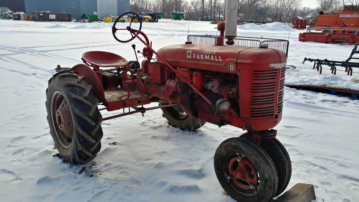 (I-58) FARMALL B NARROW FRONT NOT RUNNING NEEDS CARB WORK TURNS OVER DECENT TIRES 
