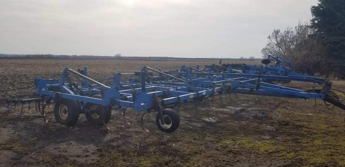 DMI 33' TIGER MATE 5 RANK, 3 BAR COIL TINE HARROW, WALKING TANDEMS, HYD FOLD, BEEN WELDED IN MANY SP