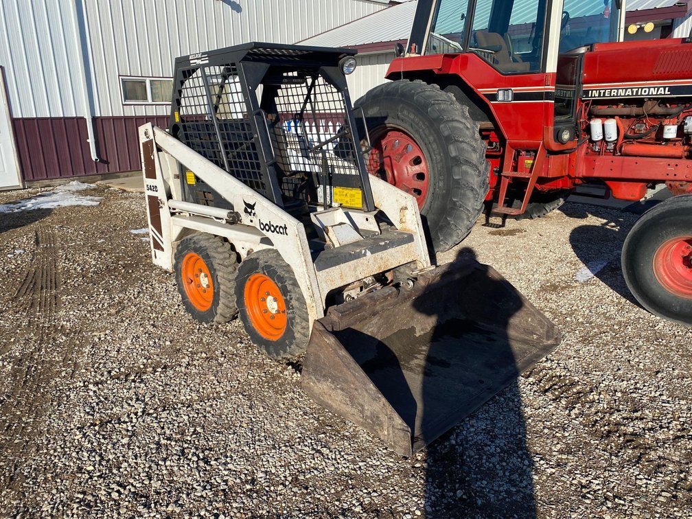 (I-104) MELROE BOBCAT 542B, GAS ENGINE, 25 HP FORD, 1,825 HRS SHOWING, 2ND OWNER, MANUAL QUICK TACH,