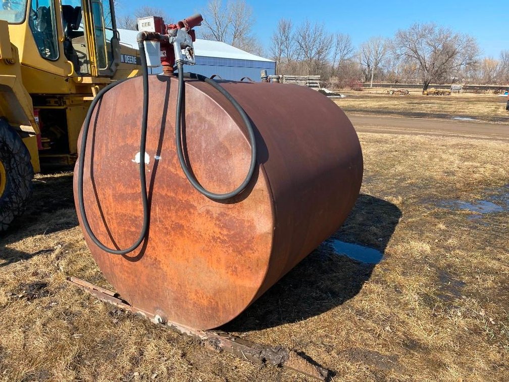 1000 GAL SINGLE WALL TANK W/ FILL-RITE PUMP AND HOSE (ITEM AT ZIELSDORF AUCTIONS) 