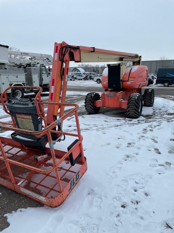 (I-276) 2004 JLG 800 AJ 4X4 MANLIFT. LOW HRS. 1 OWNER (XCEL ENERGY). VERY NICE. (LOCATED NEAR MONTEV