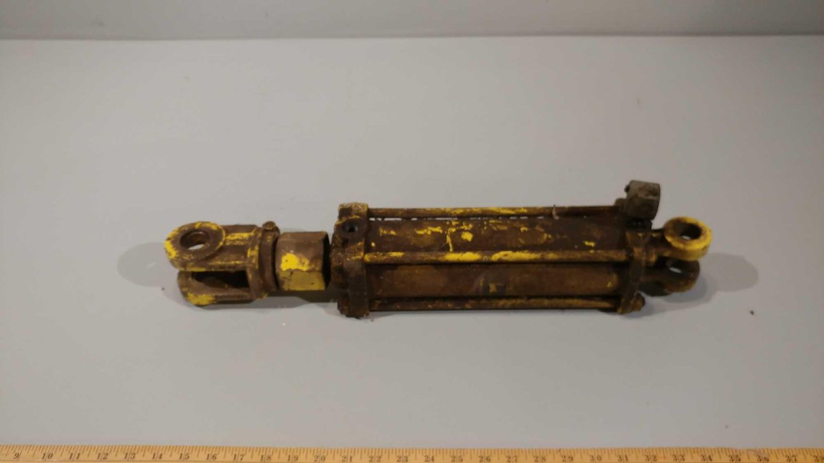 (I-82) JOHN DEERE HYDRAULIC CYLINDER (APPROX 9" STROKE) (LOCATED AT ZIELSDORF AUCTIONS)