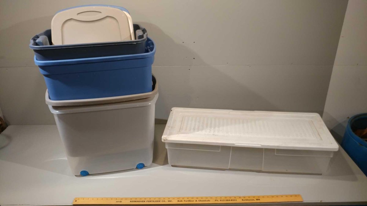 ASSORTMENT OF PLASTIC TOTES & LIDS