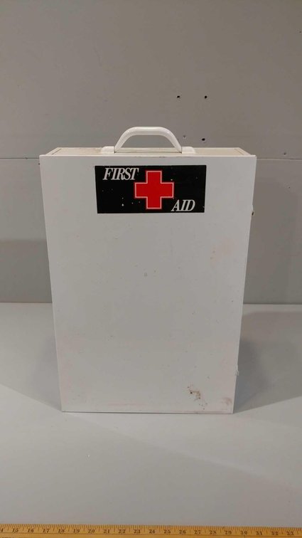WHITE METAL FIRST AID CABINET (NO CONTENTS) 