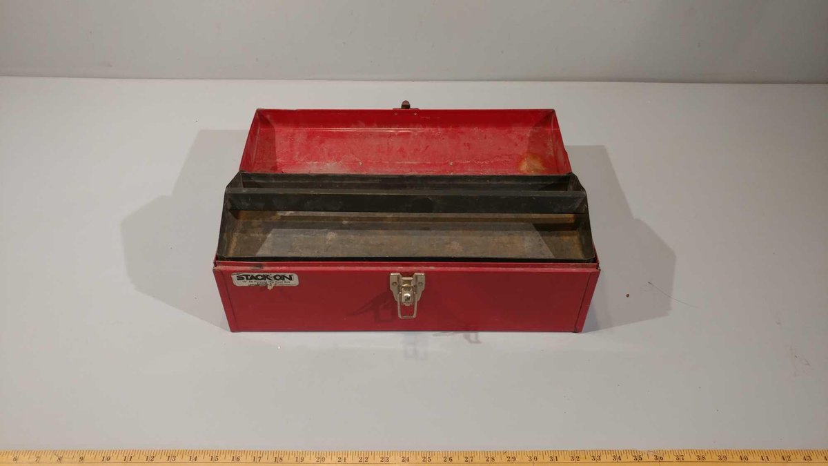 METAL TOOLBOX W/TRAY