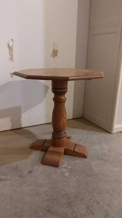WOODEN END TABLE W/OCTAGONAL TOP (21"W X 22'H)