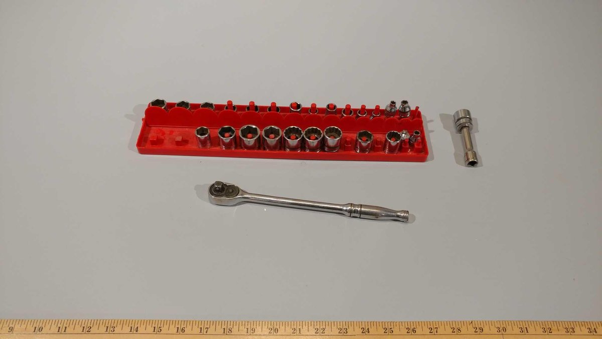 SNAP-ON 3/8 RATCHET AND SOCKET SET (NOT COMPLETE)