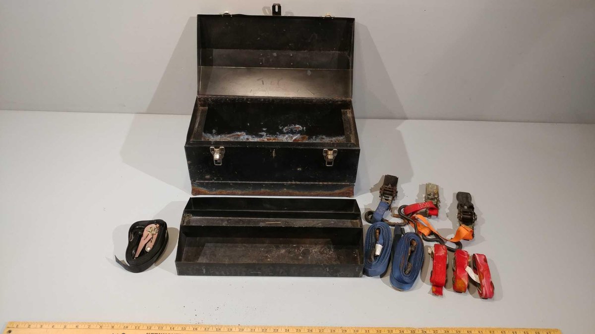 METAL TOOLBOX W/(4) 1" RATCHET STRAPS