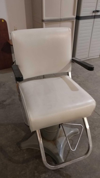BARBER/SALON CHAIR