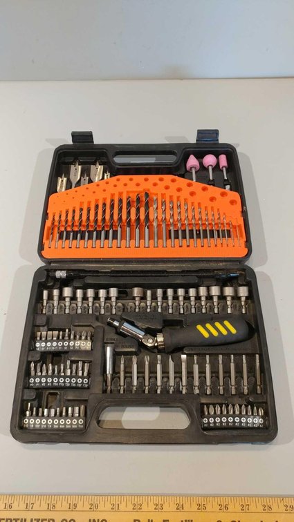 121 PIECE DRILLING AND SCREW DRIVING SET W/CASE