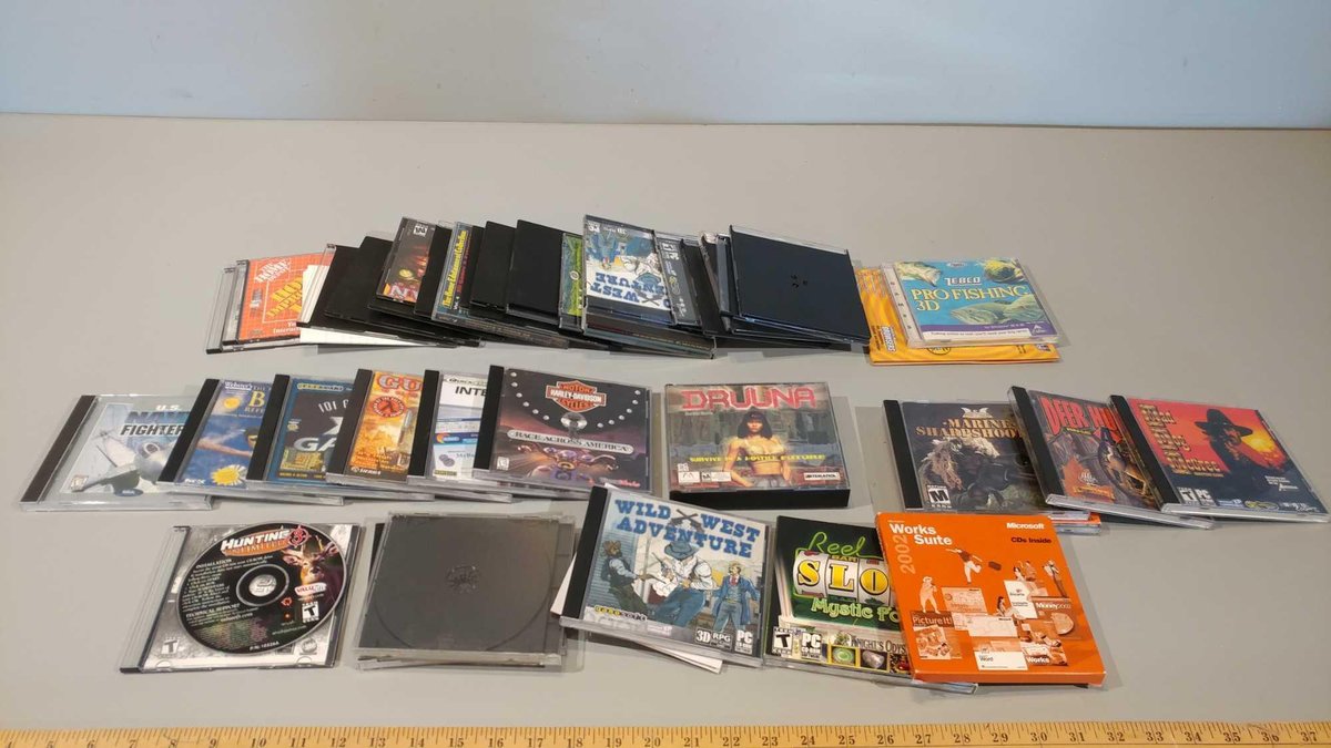 LARGE ASSORTMENT OF CD COMPUTER GAMES & MORE