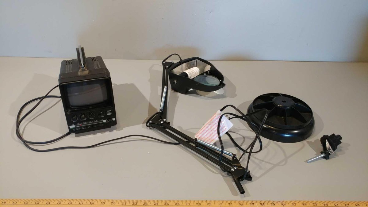 TMK AC/DC TV AND RADIO, & MAGNIFYING LENS W/LIGHT