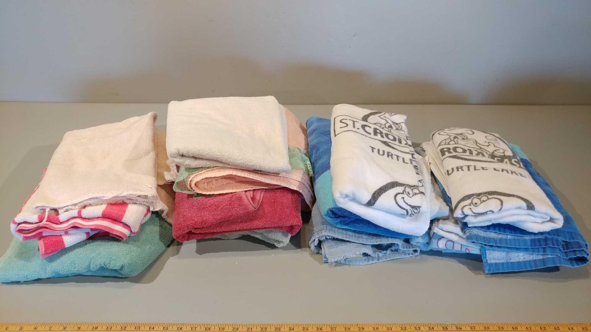 ASSORTMENT OF BATH TOWELS