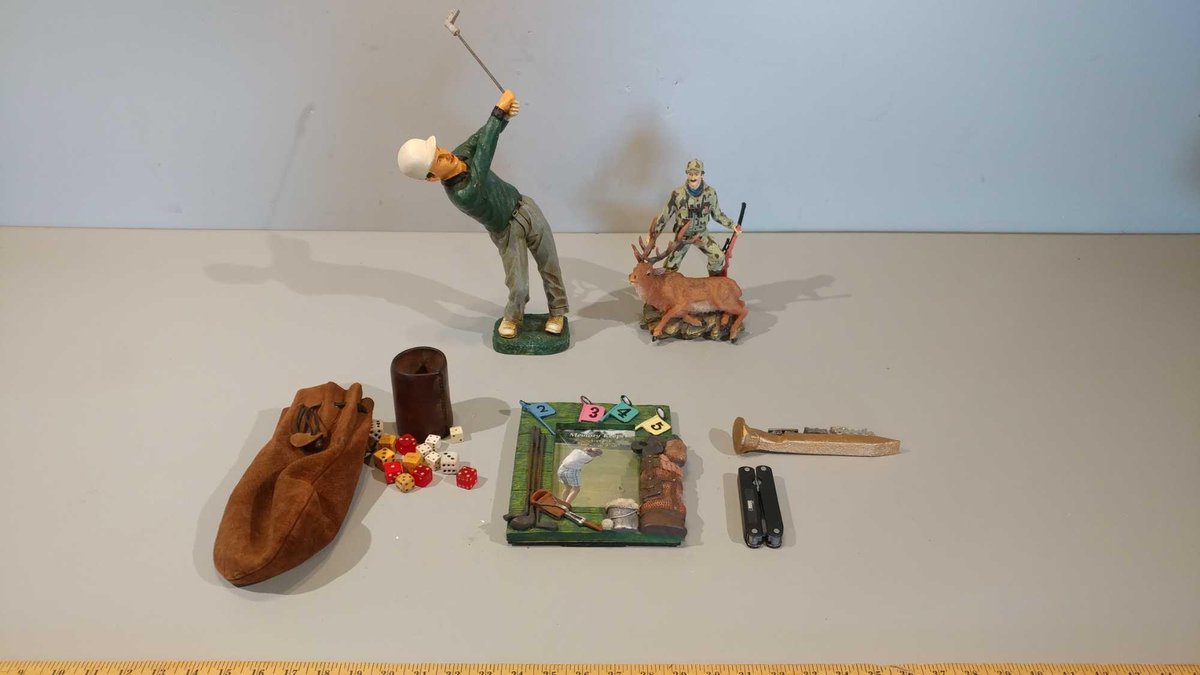 GOLFER & HUNTER FIGURINES, WRANGLER RIGGS WORKGEAR MULTI-TOOL, GOLF PICTURE FRAME, POUCH WITH DICE B