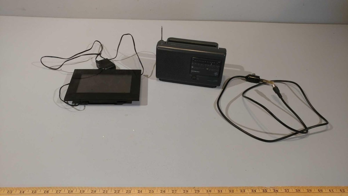 GE AM/FM RADIO & DIGITAL DECOR 7" ULTRA SLIM DIGITAL PICTURE FRAME