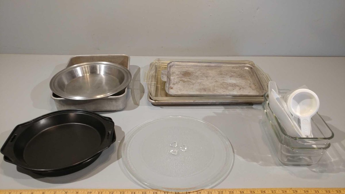 ASSORTMENT OF BAKEWARE, MEASURING CUPS, SERVING DISH, & SCOOPS