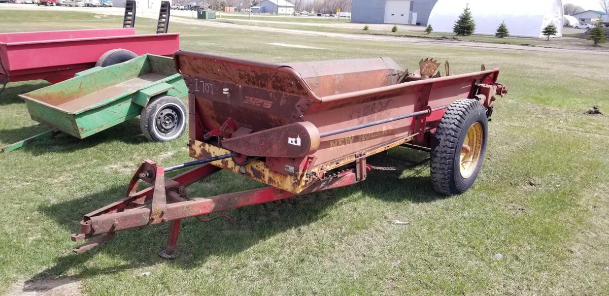 (I-707) NEW HOLLAND 325 MODEL MANURE SPREADER,( NEW FLOOR JUST INSTALLED), PTO SHAFT, VERY NICE CHA