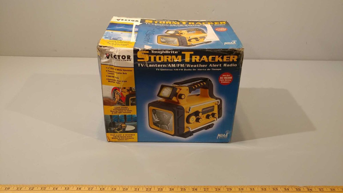 VECTOR STORMTRACKER TV/LANTERN/AM/FM/EMERGENCY/ WEATHER RADIO W/HAND CRANK BACKUP POWER, NEW