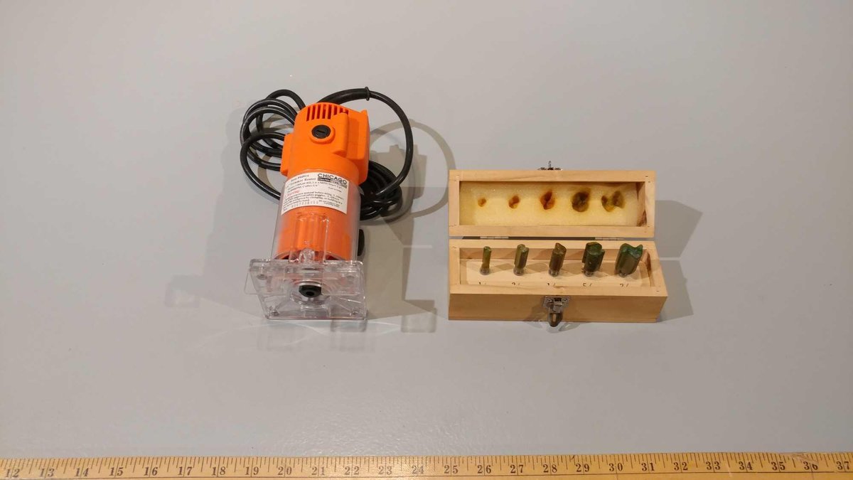 CHICAGO ELECTRIC ROUTER & ROUTER BITS, TESTED AND WORKS
