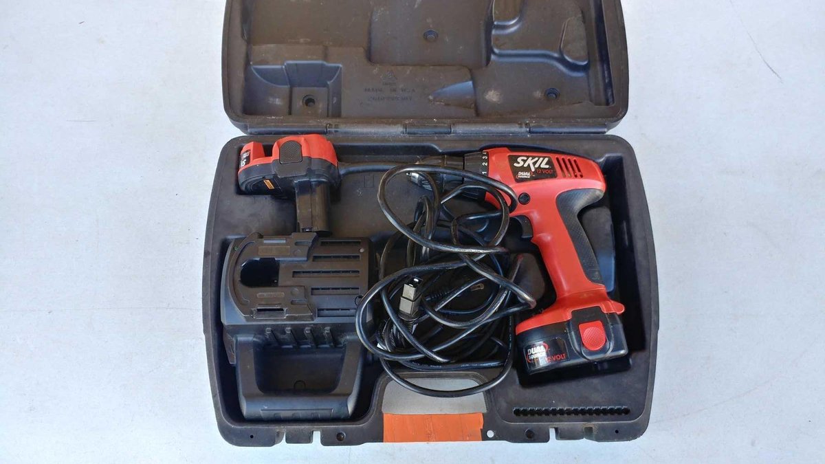 SKIL 12 V CORDLESS DRILL W/(2) BATTERIES, CHARGER, AND CASE, TESTED AND WORKS